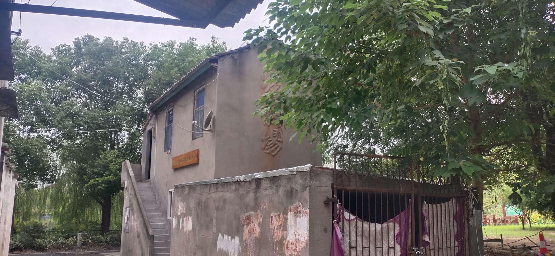 老人偷买三轮车在家试驾撞烂围墙震惊！老人家中偷买三轮车试驾，意外撞烂自家围墙！